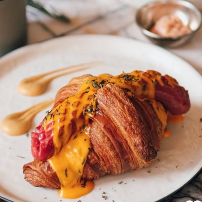 Cheddarlı Bratwurst Kruvasan